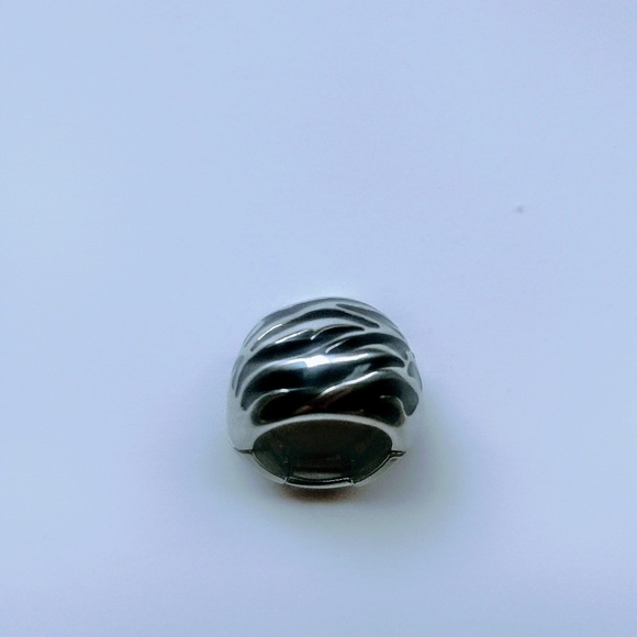 Daisy Fuentes black/silver adjustable ring - Picture 2 of 2